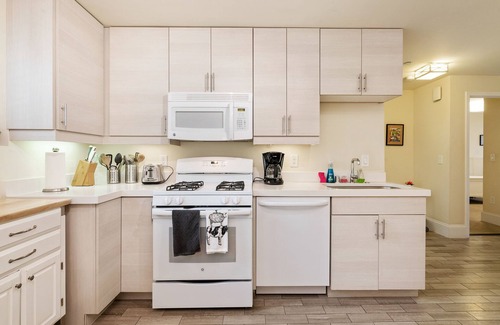 Lower Pacific Heights Apartment | Charming Garden Unit In Beautiful Pacific Heights. Flat Walk To The City's Best
