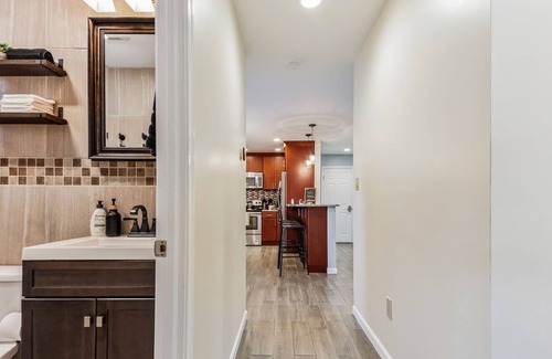 Levittown House | Charming Getaway: King Bed/3 TVs/Large Backyard/Centrally Located - New Listing!
