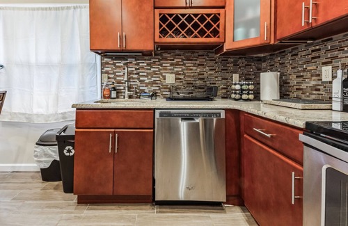 Levittown House | Charming Getaway: King Bed/3 TVs/Large Backyard/Centrally Located - New Listing!