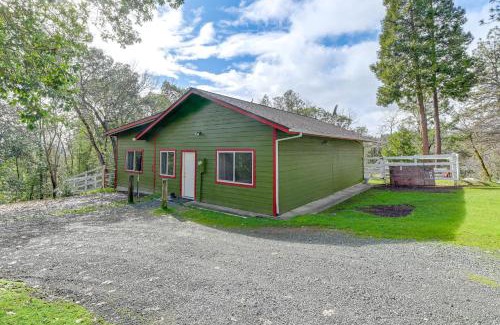 Grants Pass House | Charming Grants Pass Cottage with Patio and Gas Grill!