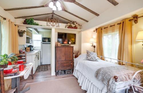 Cedar Ridge Apartment | Charming Grass Valley Studio with Deck and Pond Access