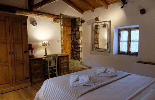 Bergama Cottage | Charming Greek Cottage 10 Min Walk to Acropol