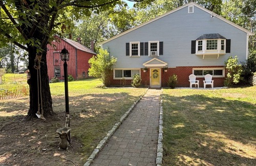 Groton Apartment | Charming Groton Farmhouse Apartment