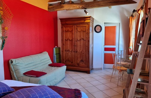Bonnee Bed & Breakfast | Charming Gypsy Caravan with Private Parking and Air Conditioning