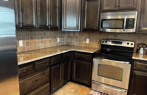 Hahira House | Charming Hahira Haven w/Scenic Pond and Full Amenities.