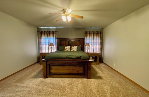 Blossom Cabin | Charming Hilltop Hideaway Lodge in Blossom TX-4 bedroom- Sleeps up to 25