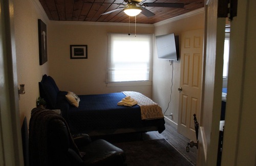 Roseburg Cabin | Charming Historical lodge across from Umpqua river