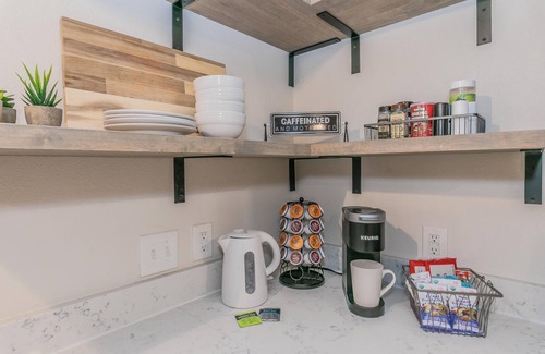 Crestline Area House | Charming Home near Dickies+KING bed+CLEAN+Quiet Street