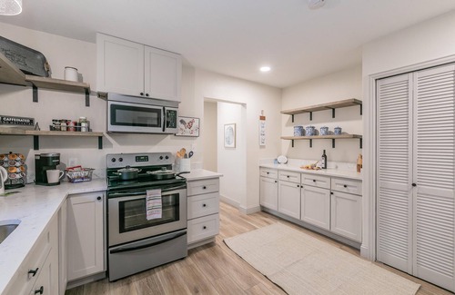 Crestline Area House | Charming Home near Dickies+KING bed+CLEAN+Quiet Street