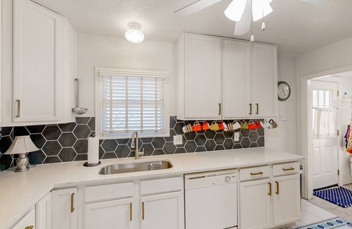 Cherrywood House | Charming home near downtown Austin with grill, streaming, washer/dryer, & AC