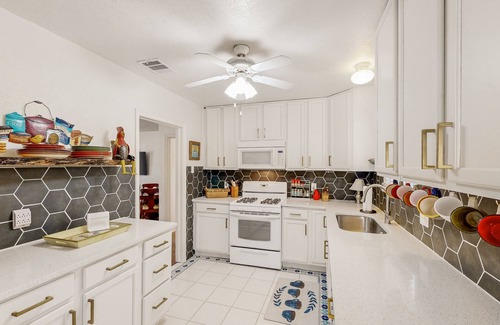 Cherrywood House | Charming home near downtown Austin with grill, streaming, washer/dryer, & AC