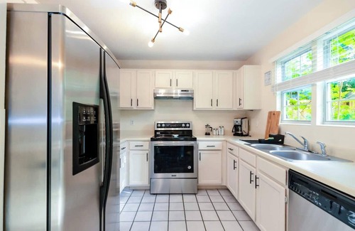 Converse House | Charming Home Near Lake, not far from Riverwalk, Shopping & SA Attractions!