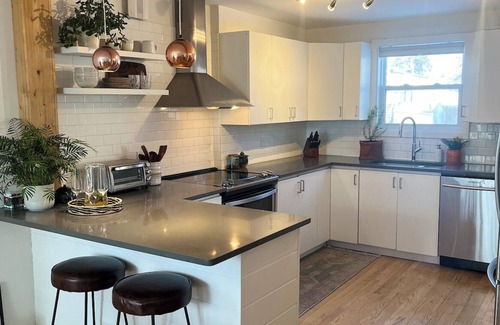 Hull House | Charming House, 5 Minutes to Chelsea & 10 Minutes from Ottawa Byward Market n