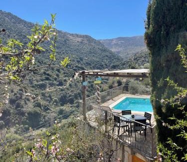 Laroya House | Charming House in Laroya + Jacuzzi