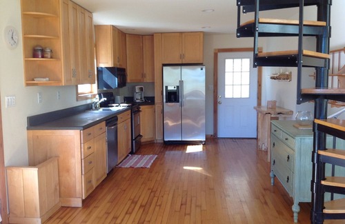 Roscoe House | Charming House Secluded in a 60-Acre Parcel with View