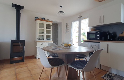 Grues House | Charming House with Garden, Near Beach & Town, Pet-Friendly