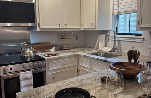 Hyde Park Condo | Charming Hyde Park Oasis