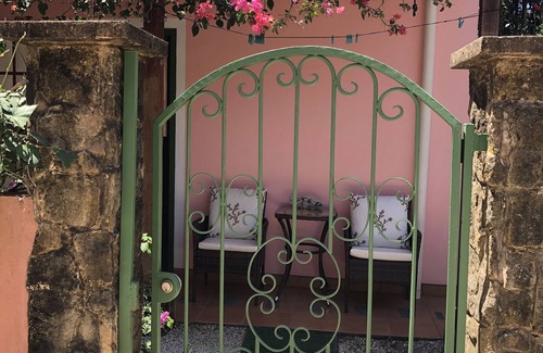 Samara Apartment | Charming I bedroom with kitchen apartment 2 blocks from the beach.
