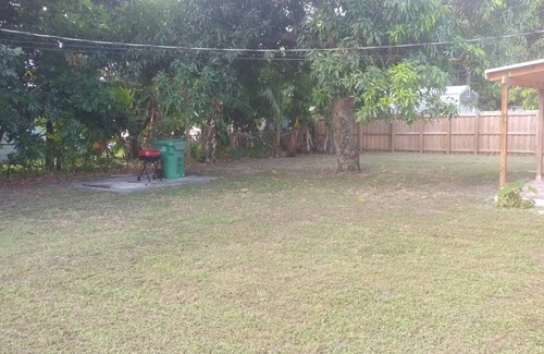 Miami Gardens House | Charming Jazzy Escapes 2-bedroom house with WiFi, AC near Hard Rock Stadium