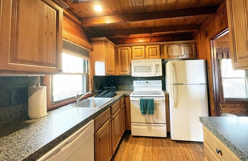 Reeders Cabin | Charming Lake Front Log Cabin