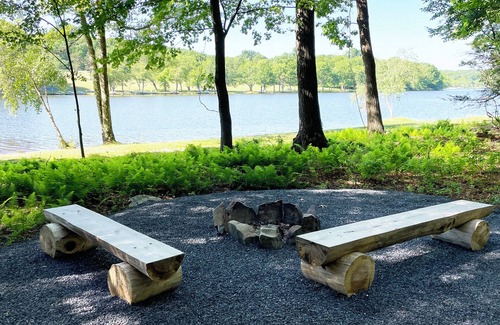 Reeders Cabin | Charming Lake Front Log Cabin