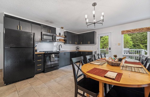 Val-des-Monts Cottage | Charming lake house close to ski hill with spa