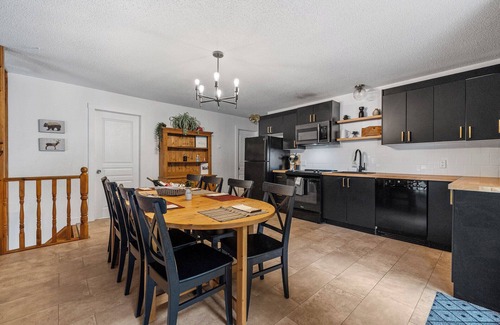 Val-des-Monts Cottage | Charming lake house close to ski hill with spa