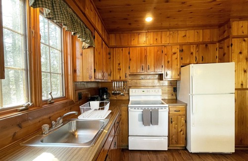 Reeders Cabin | Charming Lake View Cabin in the Poconos on Private Resort