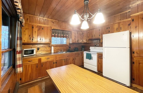 Reeders Cabin | Charming Lake View Cabin in the Poconos on Private Resort