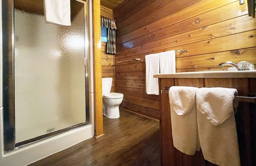 Reeders Cabin | Charming Lake View Cabin in the Poconos on Private Resort