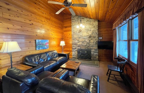 Reeders Cabin | Charming Lake View Cabin in the Poconos on Private Resort