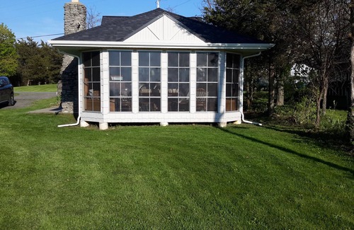 Henderson Cottage | Charming Lakefront Cottage in 1000 Islands region 2 Bedrooms, 1 Loft, Wi Fi & AC