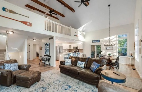 Se Ree House | Charming Lakefront Estate that Sleeps 12 on Beautiful Rough River Lake, KY!