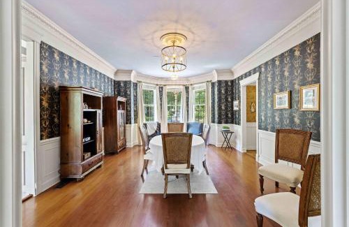 Charleston House | Charming Lakefront Home in Maclaura Hall