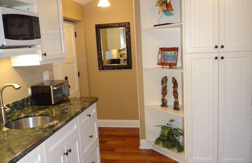 Lanikai Cottage | Charming Lanikai Cottage. Close to beach, A/C, parking.