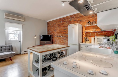 Palmerston Apartment | Charming Loft w/Skylight & Balconies!