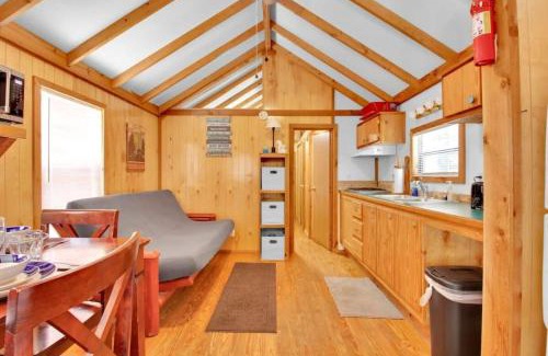 Bloomington House | Charming Log Cabin in Bloomington