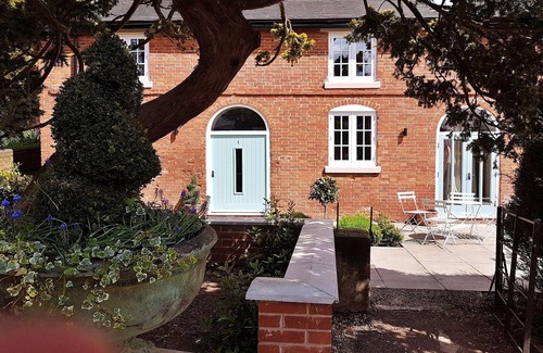 Breedon on the Hill Cottage | Charming mews cottage with modern comfort, No Deposit