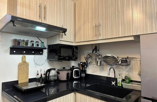 Talisay Condo | Charming Mel's Place -1bedroom condo near SM Seaside with AC, WiFi & Netflix