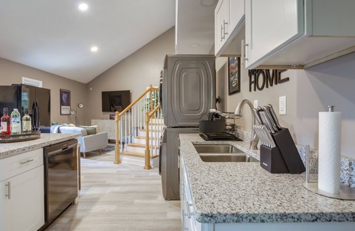 University District Apartment | Charming Memphis Apartment: Remote-work Friendly!