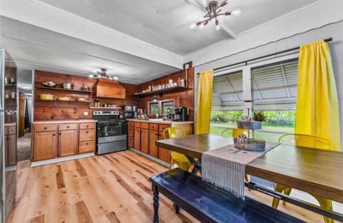 Pymatuning Central House | Charming mobile home with WiFi, AC sleeps 6 .n7 mins from Pymatunning lake