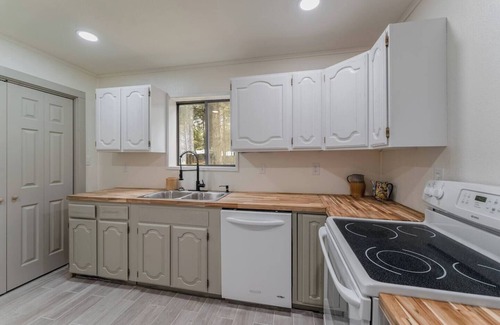Angel Fire Cabin | Charming Modern A-frame Chalet with Hot Tub-8 min walk to Country Club