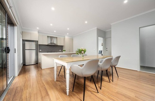 Boronia House | Charming & Modern Mountain View Townhouse