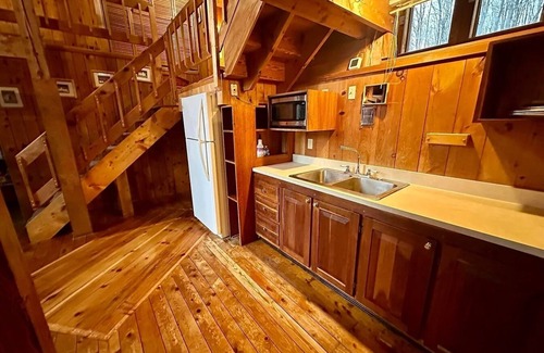 Westford House | Charming Mountain 2-bedroom Farmhouse with AC, WiFi in delightful Westford