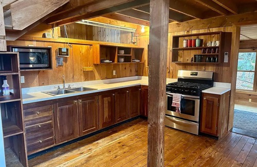 Westford House | Charming Mountain 2-bedroom Farmhouse with AC, WiFi in delightful Westford