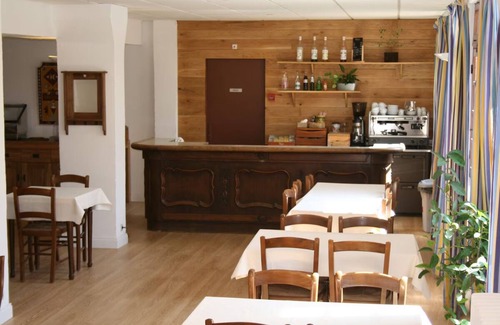 Guillaumes Hotel | Charming Mountain Room for Couple | 5 Min Scenic Stroll Nearby Hiking Trails