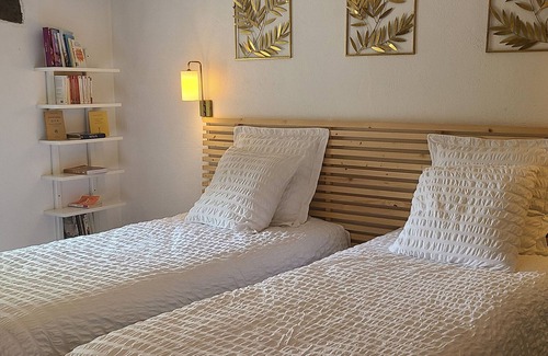 Blain Bed & Breakfast | Charming Nature Retreat: Spacious Suite, Modern Comfort, Yoga & Eco-Friendly Amenities