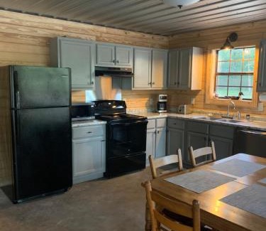 Sardis House | Charming newly renovated 2-bedroom cabin with highspeed WiFi, in peaceful Sardis