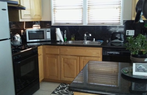 West Newport Cottage | CHARMING NEWPORT BEACH COTTAGE CLOSE TO BEACH AND BAY ON THE PENNISULA.