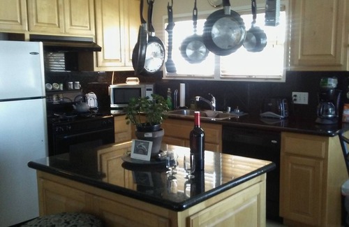 West Newport Cottage | CHARMING NEWPORT BEACH COTTAGE CLOSE TO BEACH AND BAY ON THE PENNISULA.